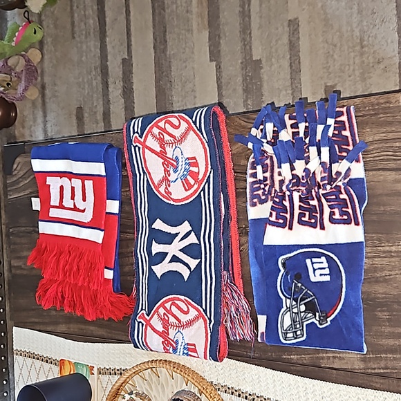 EUC 2 NY Giants and 1 NY Yankees scarves. - Picture 4 of 4